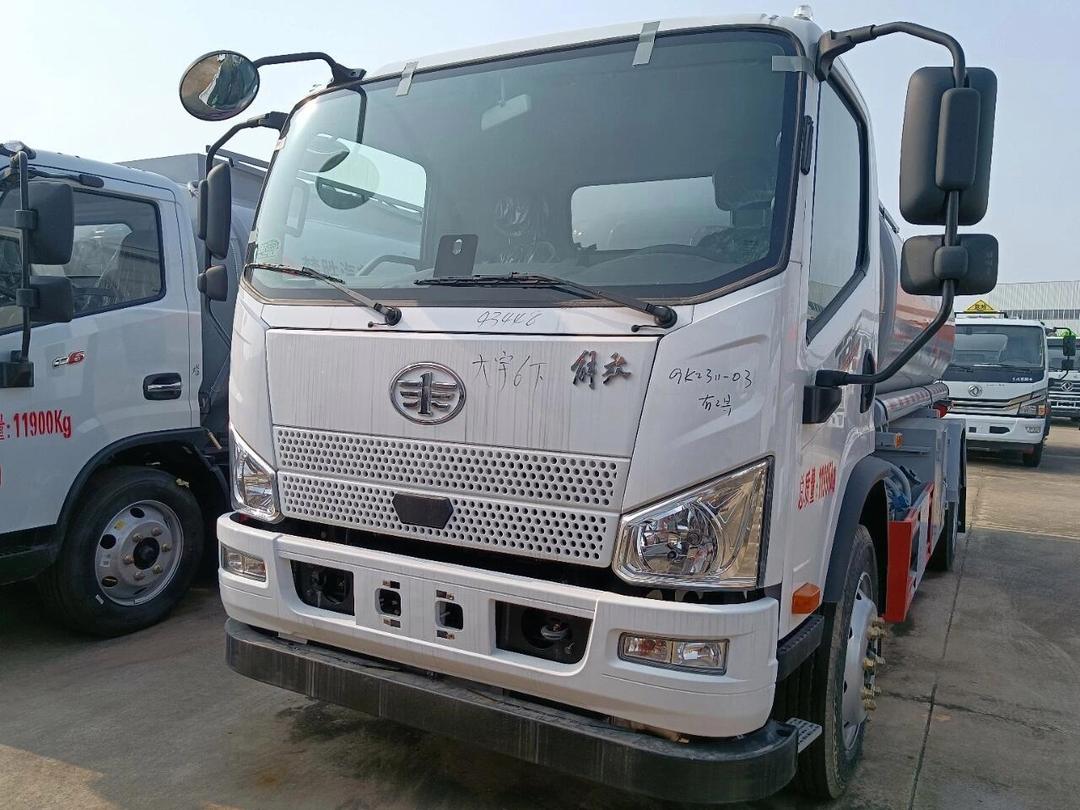 額載7噸油罐車與背罐車 運(yùn)輸領(lǐng)域的可靠搭檔