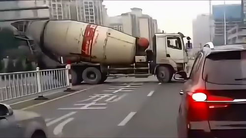 任性變道惹禍端，后車司機(jī)苦不堪言