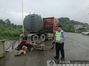 雨天路滑隱患重重 油罐車(chē)失控碰撞三輪車(chē)致其散架 水泥車(chē)險(xiǎn)卷入事故